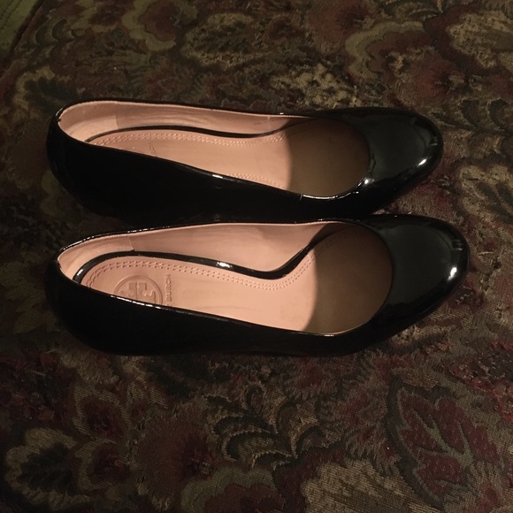 SOLD - Authentic Tory Burch Black Wedge (Pumps) - Picture 4 of 16